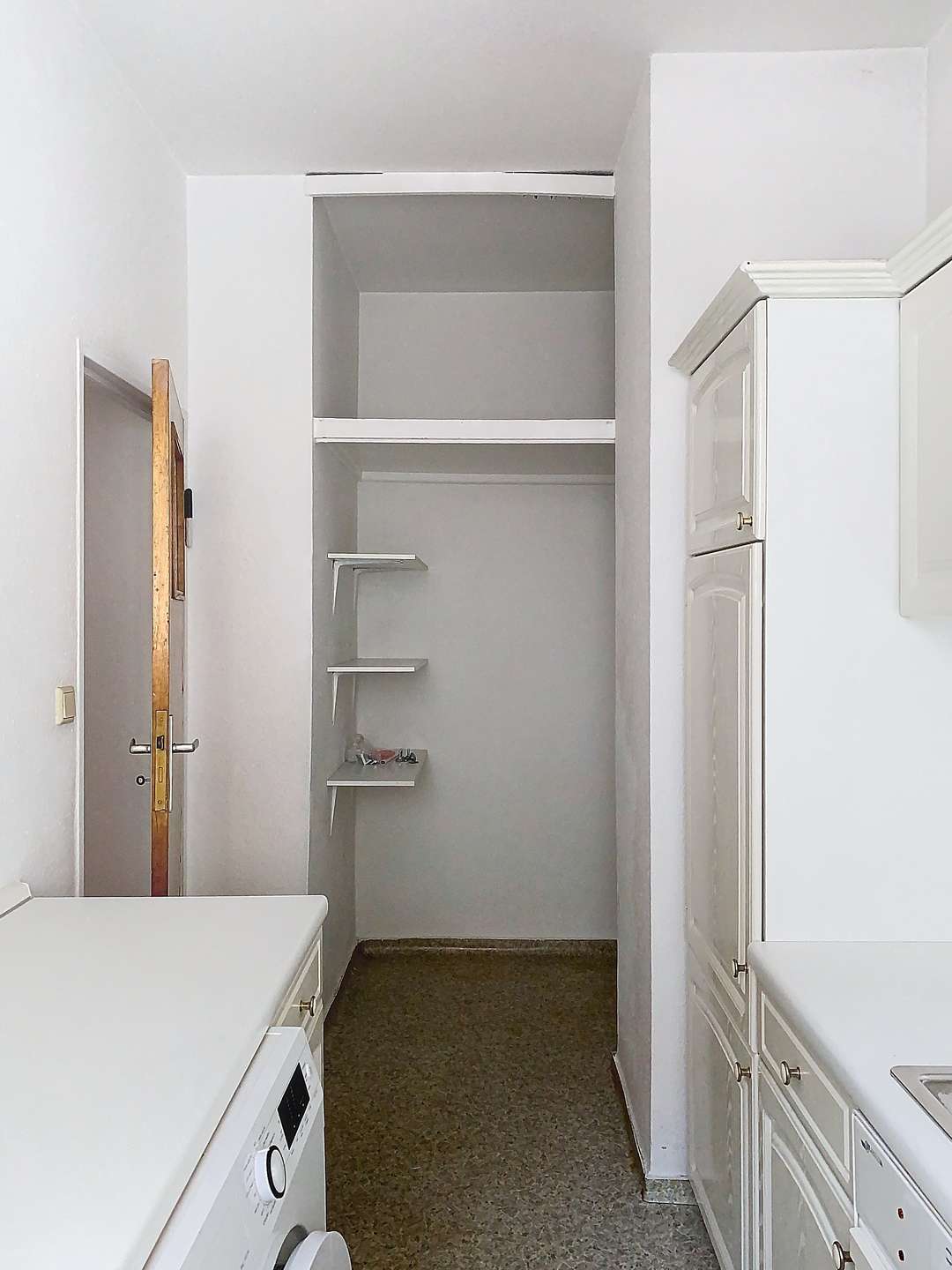 Küche mit Abstell-Bereich