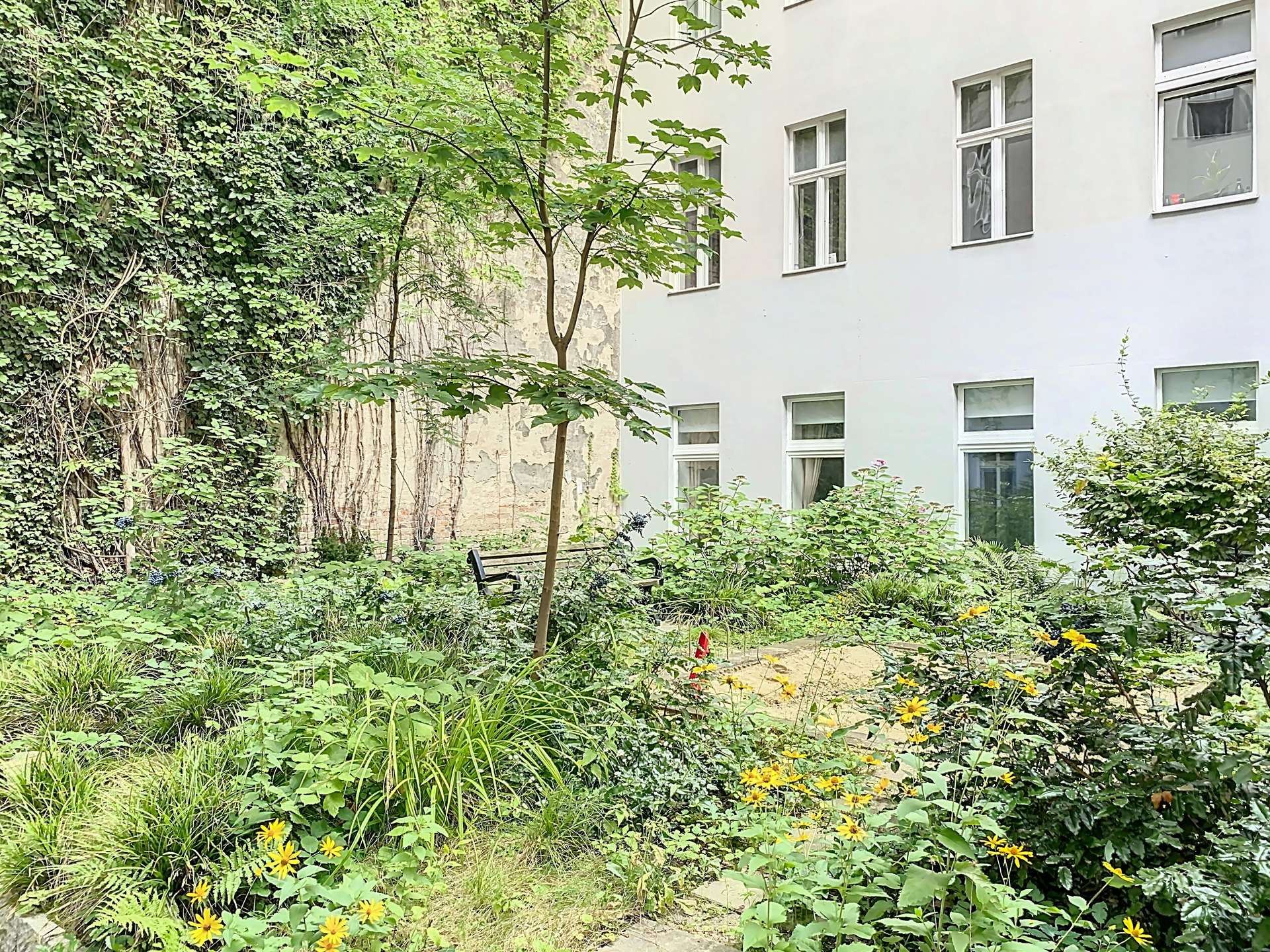 Innenhof mit Blick auf Seitenflügel Erdgeschoss