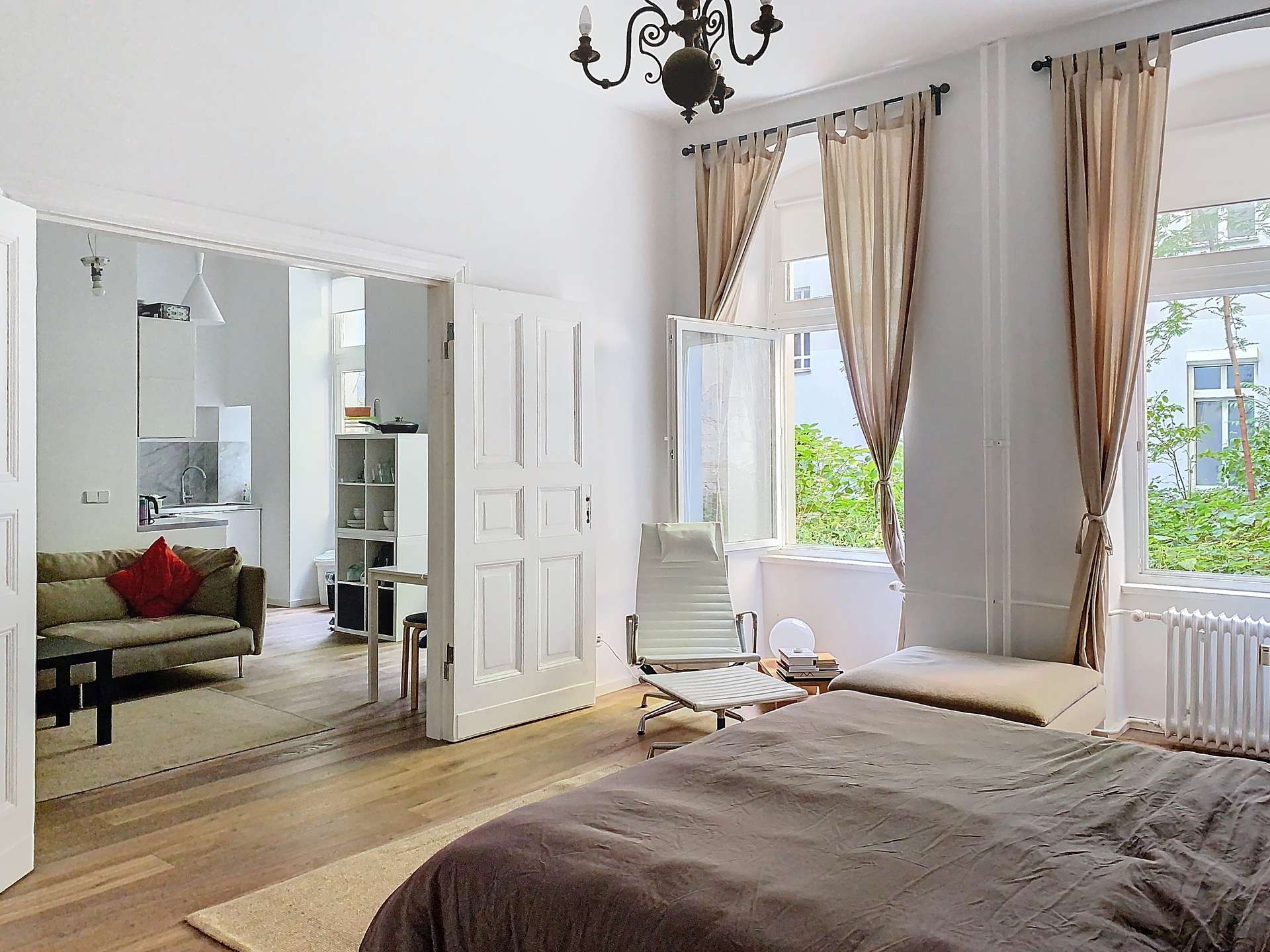 Blick in den Wohnbereich mit Küche