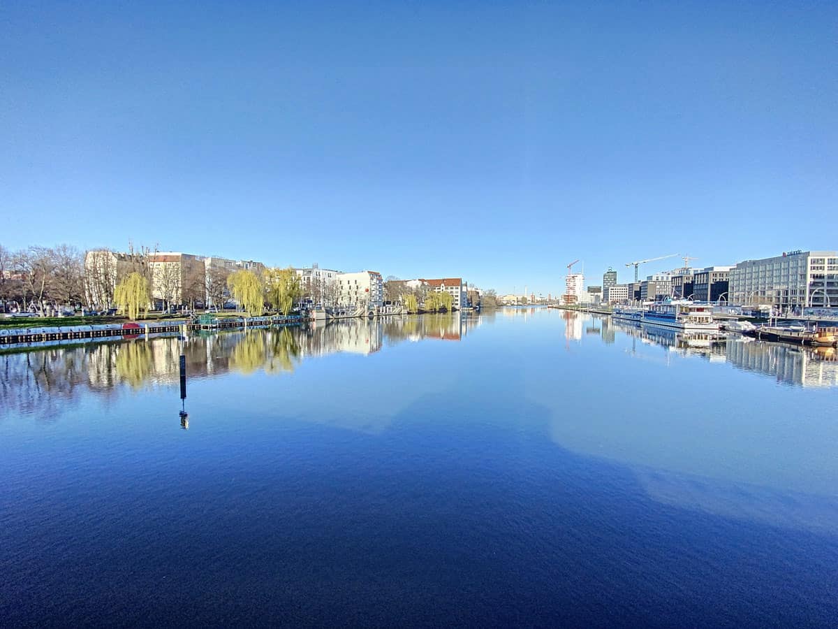 Simon-Dach-Straße-spree-richtung-alexanderplatz